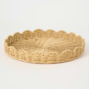 Plateau rond en rotin festonné haut de gamme, élégant et décoratif, finition naturelle pour les intérieurs contemporains. - Product Image 1