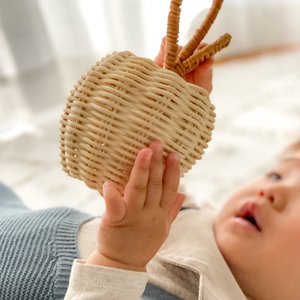 Top vente cloche shaker rotin en bois hochet de dentition bébé cadeau jouets faits à la main naturel secouant hochets - Product Image 4