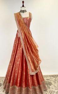 Ensemble Choli traditionnel de qualité supérieure, comprenant un Lehenga Banarasi avec broderies lourdes et un Dupatta, taille unique, idéal pour les fêtes et les mariages. - Product Image 2