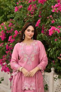 Traje de satén rosa tradicional de 3 piezas para mujer, con bordado de lentejuelas en satén natural, con ribete de encaje en la parte superior, la parte inferior y la dupatta. - Product Image 2