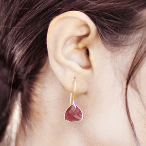 Pendientes de Plata 925 con Zafiro Teñido en Forma de Tríplice Gota |   Pendientes con Bisel Chapado en Oro y Piedras Preciosas |   Joyería Hecha a Mano, Regalo para Ella - Product Image 3