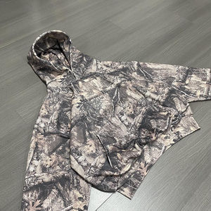 Sweat à capuche unisexe de luxe à imprimé intégral DTG, coupe carrée courte, en molleton 100% coton épais et lourd, motif camouflage - Product Image 3
