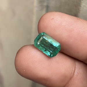 Émeraude naturelle de qualité supérieure du Zambie, 3,70 carats, vert intense, pierre facettée non montée pour la fabrication de bijoux - Product Image 1