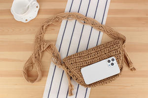 Découvrez la sophistication ultime des stations balnéaires avec ce sac en fil naturel sur mesure, doté d'un design unique avec rabat et bandoulière tissés. - Product Image 4