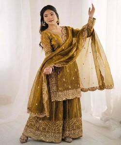 Conjunto de Diseñador Fendi: Top de Seda con Bordado y Lentejuelas, Pantalón Palazzo y Dupatta, Ropa Festiva, Precio al por Mayor, Prenda Étnica Dorada - Product Image 4