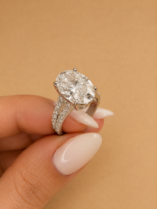 Anillo de Compromiso y Boda con Diamante Ovalado de 7 Quilates Cultivado en Laboratorio, Engaste de Puntas con Tallo Dividido, Oro de 14K, Certificado IGI - Product Image 1