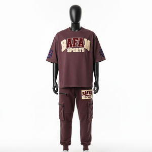 Ensemble t-shirt et pantalon cargo en molleton de coton premium pour homme, couleur marron bordeaux, avec logo chenille appliqué, personnalisé, 2 pièces. - Product Image 6