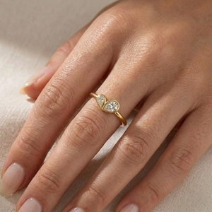 Bague de fiançailles pour femme en or jaune 18 carats avec diamant de laboratoire taille cœur, style romantique - Product Image 3