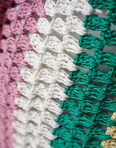 Sac femme tendance 2026 en paille et raphia style bohème chic, léger, écologique, prêt à voyager, design ouvert, avec sangle en cuir et fermeture à bouton - Product Image 4