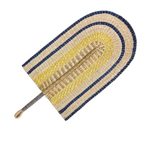 Abanico de paja azul y amarillo tejido a mano, ecológico, con diseño geométrico étnico, para refrescarse en fiestas de verano y la playa. - Product Image 1