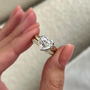 Ensemble de bagues de fiançailles et de mariage en diamant de laboratoire en forme de cœur de 2 carats, sertissage unique à griffes en cathédrale de 3 mm, ajustement parfait, certifié IGI - Product Image 1