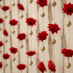 ไข่มุกดอกกุหลาบแดงพร้อมพวงมาลัยห้อยประดับสีทอง |   งานแต่งงานแบบอินเดีย, นิกาห์, ฮัลดี เมห์นดี, พูจา และการตกแต่งวัด - Product Image 1