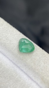 Émeraude naturelle zambienne certifiée, taille cœur, avec une bonne qualité de lustre, pierre précieuse en vrac pour la fabrication de bijoux, 1,36 carat. - Product Image 6