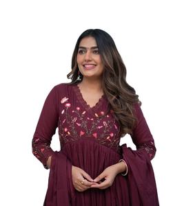 Conjunto de Kurti de Moda con Bordado para Mujer, con Dupatta de Algodón Malmal y Pantalón a Juego, Listo para Enviar - Product Image 1