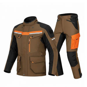 Combinaison textile de moto moderne, conçue pour les motards de tous les jours, avec des panneaux renforcés, un tissu confortable et un design tendance. - Product Image 1