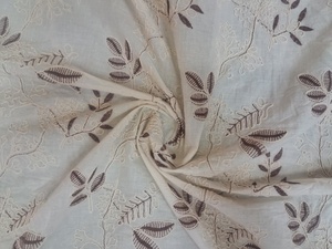 Tissu en coton blanc cassé en gros avec broderie de feuilles brunes et travail de cordon 3D pour vêtements de créateurs et décoration intérieure - Product Image 3