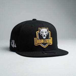 Casquette Snapback noire avec logo brodé, 6 panneaux, visière plate, tissu en coton premium, fermeture réglable, style streetwear, pour l'extérieur - Product Image 1