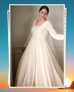 Robe Anarkali très demandée avec pantalon et dupatta, en georgette douce, ornée de broderies et de sequins - Product Image 4