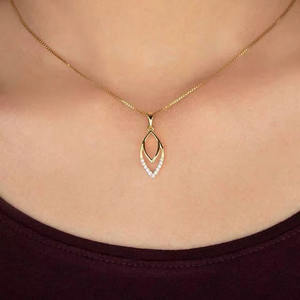 Collar con colgante de diamante minimalista – Diseño geométrico de hoja en oro – Joyería ligera para uso diario - Product Image 1