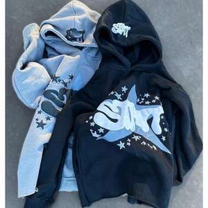 Sudadera con capucha de streetwear personalizada para hombre, con logo estampado en relieve, corte cropped, peso pesado 500 g/m², sin cordones, bajo sin rematar y estampado en relieve. - Product Image 1