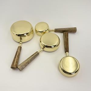 Herramienta Premium para Mediciones Precisas, Juego de 4 Tazas y Cucharas Medidoras de Acero Inoxidable Dorado con Mango de Madera - Product Image 5