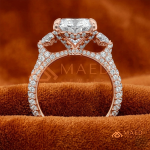 แหวนแต่งงานเพชรทรงรีทองคำโรสโกลด์ 14K แบบคลาสสิก ประดับเพชรสามเม็ดพร้อมดีไซน์ก้านเพชร - Product Image 3