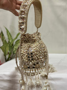 Bolso de mano de lujo para ceremonia nupcial con borde esculpido y borlas en racimo, adornado con perlas y efecto espejo. - Product Image 4