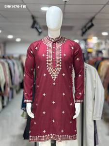 Colección de conjuntos de kurta-pyjama de seda con bordados y detalles en el cuello con hilo metalizado, ideales para festivales, a precio de mayorista. - Product Image 2
