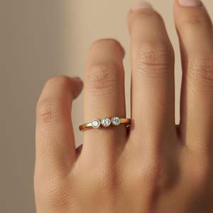 แหวนแต่งงานเพชรทรงกลมฝังแบบสามเม็ด น้ำหนักรวม 0.20 กะรัต ทำจากทองคำขาว 9K - Product Image 6