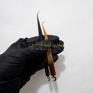 Pince à épiler de précision en acier inoxydable doré/noir pour cils, à pointe en fibre lisse/courbe longue et fine à 90 degrés, avec découpe en forme de 3 et de lune - Product Image 2