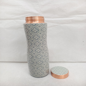 Botella de cobre martillado de primera calidad Recipiente de agua Ayurvédico tradicional Frasco a prueba de fugas ecológico para viajes de yoga y estilo de vida - Product Image 2