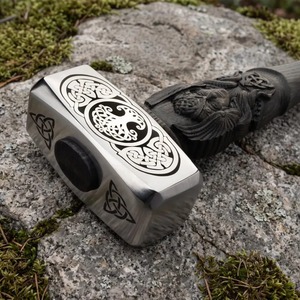 Marteau Viking gravé avec motif Yggdrasil, face carrée, acier au carbone, manche en bois, 12 pouces, texture antidérapante - Product Image 3