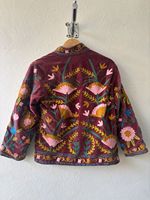 Blouson bomber en velours tricoté matelassé rose, brodé de lettres Suzani, style vintage hippie, chaud, respirant et écologique pour l'hiver