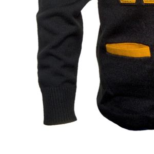 Cardigan personnalisé Alpha noir à col en V pour femme, en acrylique tricoté, chenille unie, logo frontal, vêtements d'hiver grecs - Product Image 4