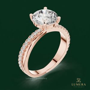 Bague pour femme en or rose avec diamant taille ovale, diamant rond brillant, diamant de laboratoire, design croisé torsadé et pierres pavées latérales, cadeau romantique - Product Image 5