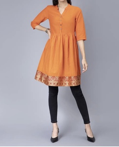 Vente Flash : Haut court tendance pour femme – Style estival ajusté et moulant, idéal pour un look décontracté, basique mais de haute qualité - Product Image 5