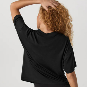 T-shirt col rond pour femme, style minimaliste élégant, en tissu doux et respirant / Haut d'été décontracté et basique avec logo personnalisé 2026 - Product Image 6