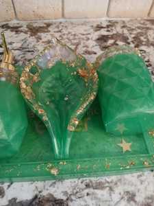 ชุดอุปกรณ์ห้องน้ำเรซิ่นทำมือรักษ์โลก พร้อมถาด แก้ว และที่วางลายเกล็ดทอง - Product Image 2