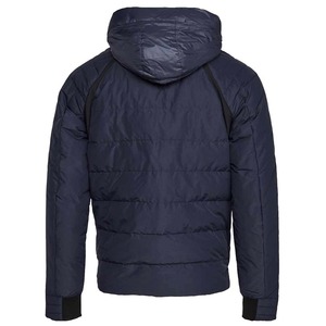 Diseñada para quienes valoran tanto la comodidad como el estilo, esta chaqueta acolchada ofrece un calor confiable en un diseño ligero. - Product Image 3