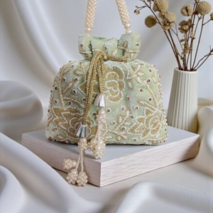 Sac Potli brodé floral avec pompons perlés, pochette cadeau artisanale pour mariage et fêtes - Product Image 2