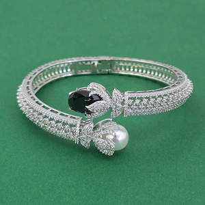 ผู้ค้าส่งเครื่องประดับแฟชั่นในอินเดีย คิวบิกเซอร์โคเนีย กำไลแบบเปิดได้ ชุบโรเดียม 443965 - Product Image 1