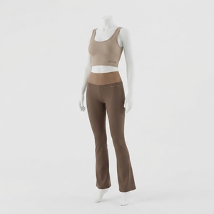 Ensemble de yoga contrastant beige et marron pour femme : débardeur court et leggings évasés taille haute – Tenue de sport et fitness - Product Image 1
