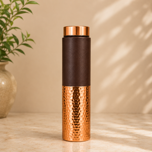 Botella de Agua de Cobre Martillado con Funda Negra Mate, Botella de Agua Ayurvédica de Cobre Puro, Tapa de Cobre Hermética, Diseño de Cobre - Product Image 1