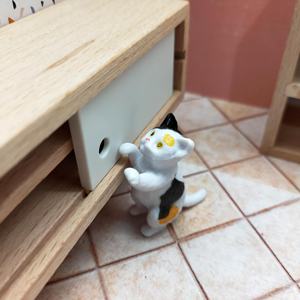 Accesorio de Casa de Muñecas de PVC en Miniatura, Gatito Curioso para Uso Decorativo, Observa a la Predeña en Plataforma Alta, Unisex, para Mayores de 14 Años - Product Image 2