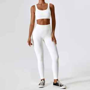Ensemble de survêtement 2 pièces pour femme : Brassière de sport et short taille haute pour la gym, la course et le yoga - Product Image 1