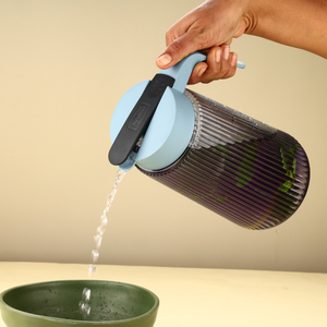 Carafe à eau en plastique transparent côtelé avec couvercle crème, poignée ergonomique, pichet de service fin cannelé pour porte de réfrigérateur, jus, thé glacé - Product Image 1