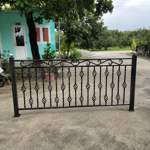 Transforme su espacio exterior con barandillas de balcón de hierro forjado personalizadas, diseñadas para ofrecer un lujo atemporal y una seguridad superior. - Product Image 3