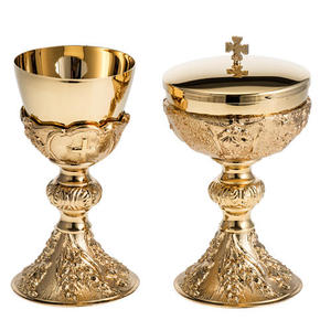 Calice et ciboire magnifiques en laiton couleur or, également personnalisables avec un design gravé. Le calice est fait main en laiton de haute qualité pour l'église. - Product Image 2