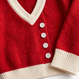 Cardigan en tricot classique rouge pour femme, personnalisé OEM, en mélange de laine, avec poches et bordure crème, col en V, manches longues - Product Image 4