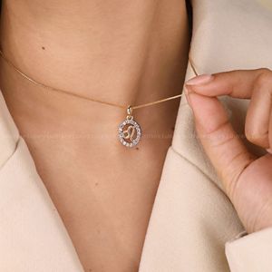 Colgante Clásico del Zodiaco Leo en Oro Amarillo con Halo de Diamantes Hecho a Mano - Product Image 2